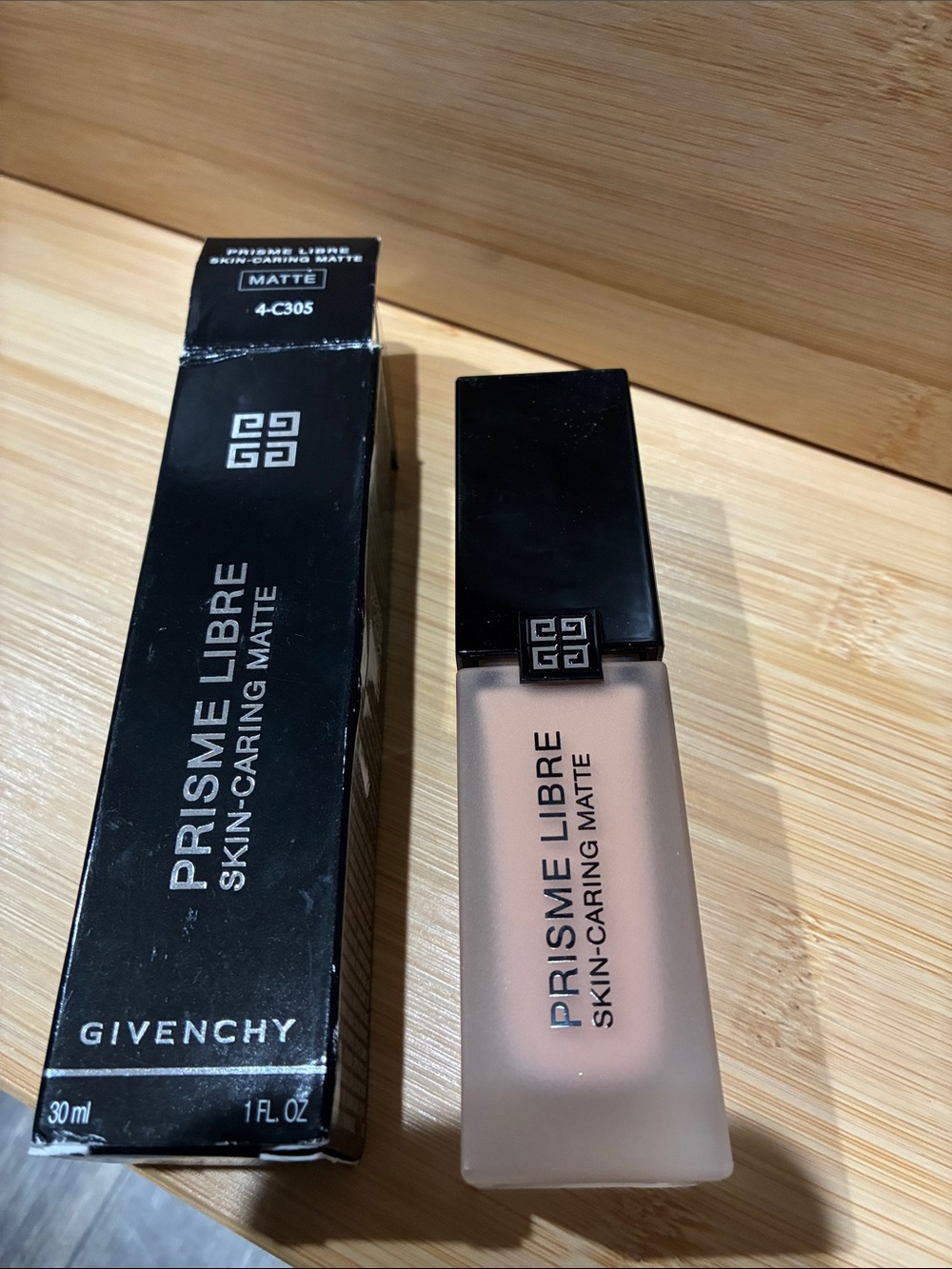 Givenchy Prisme Libre Skin-Caring Matte Foundation - Nude Beige